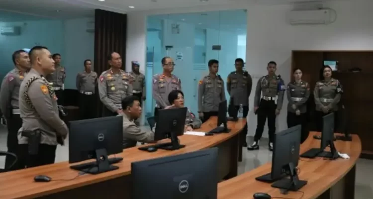 Kapolda Sulawesi Utara Irjen Pol Yudhiawan didampingi Wadirlantas AKBP Yudi Kristanto dan Kasat PJR meninjau Ruang Regional Traffic Management Centre (RTMC) Ditlantas Polda Sulut